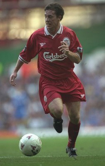 Tiền đạo: Robbie Fowler (ảnh) & Ian Rush. 2 trong số những tiền đạo vĩ đại nhất trong lịch sử bóng đá Anh xuất hiện trong cùng một thập kỷ tại Anfield. Rush thi đấu tới mùa 1994/95 và kết thúc sự nghiệp với tư cách chân sút vĩ đại nhất của Liverpool qua 346 bàn thắng. Trong thời gian Rush sắp giải nghệ, Fowler bứt vào đội hình Liverpool và trở thành một chân sút gần như hoàn hảo. Chân trái, chân phải, đầu, Fowler dứt điểm được bằng mọi cách. Ngoài vòng cấm, penalty, đệm bóng cận thành, đá phạt, Fowler chơi tất. Tiền đạo: Robbie Fowler (ảnh) & Ian Rush. 2 trong số những tiền đạo vĩ đại nhất trong lịch sử bóng đá Anh xuất hiện trong cùng một thập kỷ tại Anfield. Rush thi đấu tới mùa 1994/95 và kết thúc sự nghiệp với tư cách chân sút vĩ đại nhất của Liverpool qua 346 bàn thắng. Trong thời gian Rush sắp giải nghệ, Fowler bứt vào đội hình Liverpool và trở thành một chân sút gần như hoàn hảo. Chân trái, chân phải, đầu, Fowler dứt điểm được bằng mọi cách. Ngoài vòng cấm, penalty, đệm bóng cận thành, đá phạt, Fowler chơi tất.