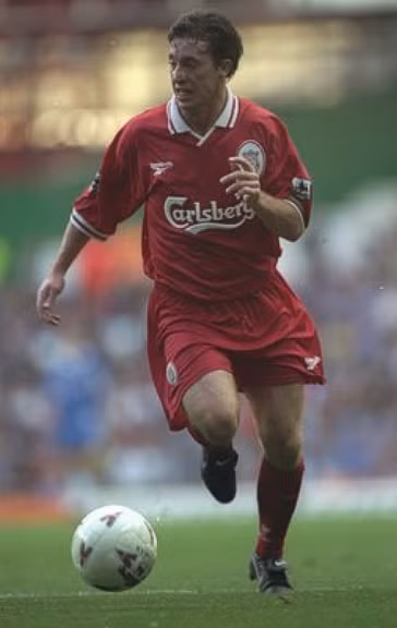 Tiền đạo: Robbie Fowler (ảnh) & Ian Rush. 2 trong số những tiền đạo vĩ đại nhất trong lịch sử bóng đá Anh xuất hiện trong cùng một thập kỷ tại Anfield. Rush thi đấu tới mùa 1994/95 và kết thúc sự nghiệp với tư cách chân sút vĩ đại nhất của Liverpool qua 346 bàn thắng. Trong thời gian Rush sắp giải nghệ, Fowler bứt vào đội hình Liverpool và trở thành một chân sút gần như hoàn hảo. Chân trái, chân phải, đầu, Fowler dứt điểm được bằng mọi cách. Ngoài vòng cấm, penalty, đệm bóng cận thành, đá phạt, Fowler chơi tất.
