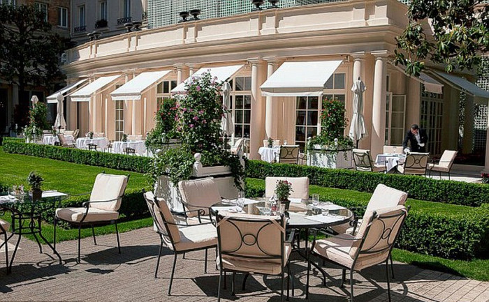 Khuôn viên đằng sau khách sạn, nơi tổ chức bữa tối ngoài trời theo phong cách Pháp.