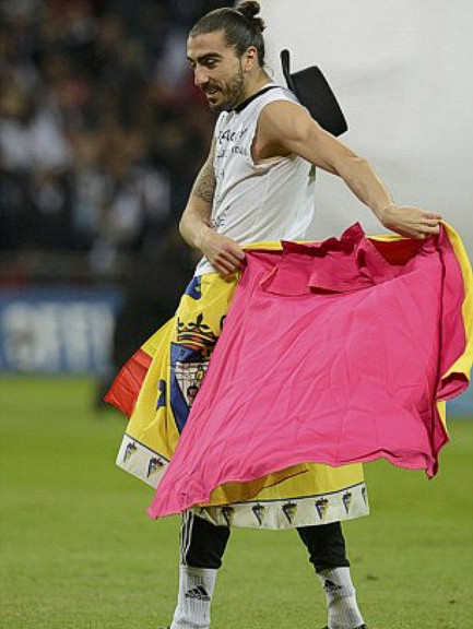 Chico không thể ra sân do chấn thương nhưng vẫn rất vui vẻ Chico không thể ra sân do chấn thương nhưng vẫn rất vui vẻ