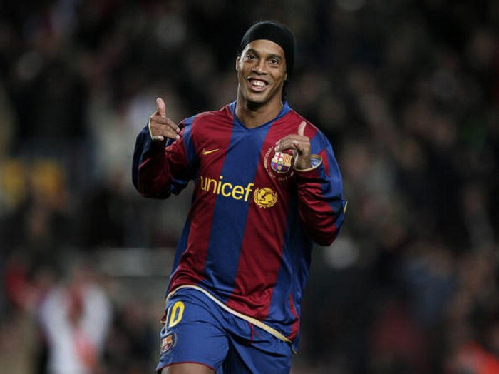 Ronaldinho (Brazil): Rô “vẩu” của thời đỉnh cao đơn giản là không thể bị ngăn chặn. Kỹ thuật siêu đẳng của anh khiến ngay cả những khán giả Bernabeu ngày 19/11/2005 cũng phải đứng dậy để giành cho anh những tràng pháo tay tán tụng. Ronaldinho (Brazil): Rô “vẩu” của thời đỉnh cao đơn giản là không thể bị ngăn chặn. Kỹ thuật siêu đẳng của anh khiến ngay cả những khán giả Bernabeu ngày 19/11/2005 cũng phải đứng dậy để giành cho anh những tràng pháo tay tán tụng.