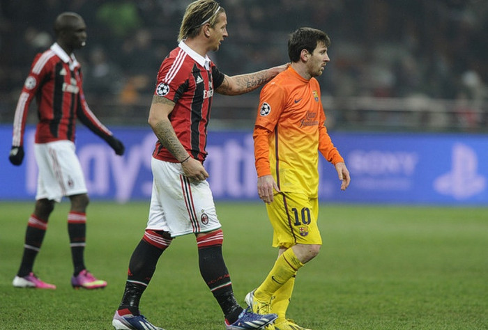 Hy vọng Champions League của Barcelona bị đánh một cú rất mạnh vào rạng sáng thứ Năm sau khi họ thất bại 0-2 trước AC Milan ở San Siro. Đó là một màn trình diễn phòng ngự cực kỳ ấn tượng của Milan. Họ chỉ để Barcelona có 1 cú sút trúng đích trong suốt trận đấu, và khi có cơ hội, Boateng và Muntari đã ghi bàn. Vậy có gì sai lầm trong cách chơi của Barcelona? Hy vọng Champions League của Barcelona bị đánh một cú rất mạnh vào rạng sáng thứ Năm sau khi họ thất bại 0-2 trước AC Milan ở San Siro. Đó là một màn trình diễn phòng ngự cực kỳ ấn tượng của Milan. Họ chỉ để Barcelona có 1 cú sút trúng đích trong suốt trận đấu, và khi có cơ hội, Boateng và Muntari đã ghi bàn. Vậy có gì sai lầm trong cách chơi của Barcelona?