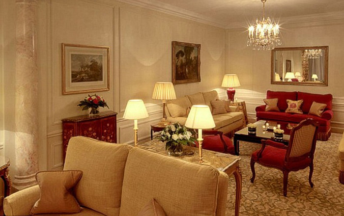 Mỗi căn buồng trong khách sạn được trang trí với những bộ nội thất tốt nhất từ các hãng nội thất của Pháp.