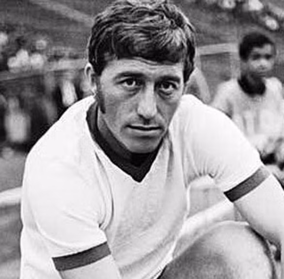 Nicolae Dobrin (Romania): Có thể nói gì về nhân vật được cả Pele và Eusebio gọi là người dắt bóng giỏi nhất này? Nicolae Ceausescu là một trò hề của lịch sử Romania, bởi nếu ông ta không tồn tại, Dobrin đã là huyền thoại vĩ đại của Real Madrid. Đây có lẽ là một video kỳ lạ, tiếp nối một đoạn nhạc nền rock metal bằng bản “Ballade Pour Adeline” của Richard Clayderman (và vì vậy một like cho video này).