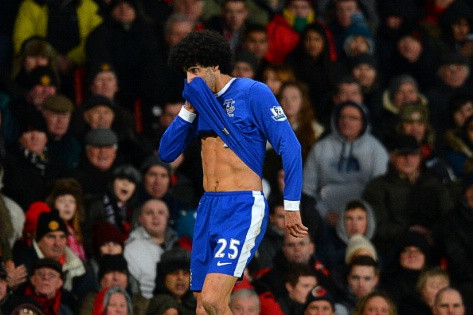 Fellaini mất dạng tại Old Trafford trong trận thua của Everton. Fellaini mất dạng tại Old Trafford trong trận thua của Everton.