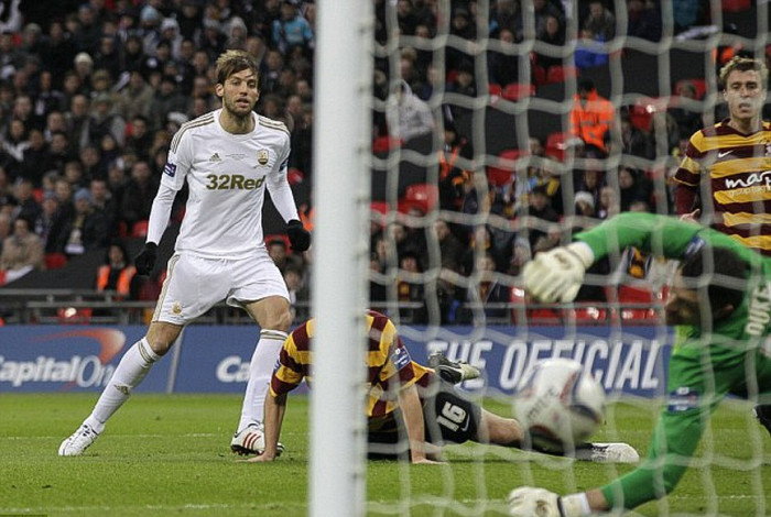 Michu nhân đôi cách biệt với một cú sút vào góc xa cực kỳ chính xác Michu nhân đôi cách biệt với một cú sút vào góc xa cực kỳ chính xác