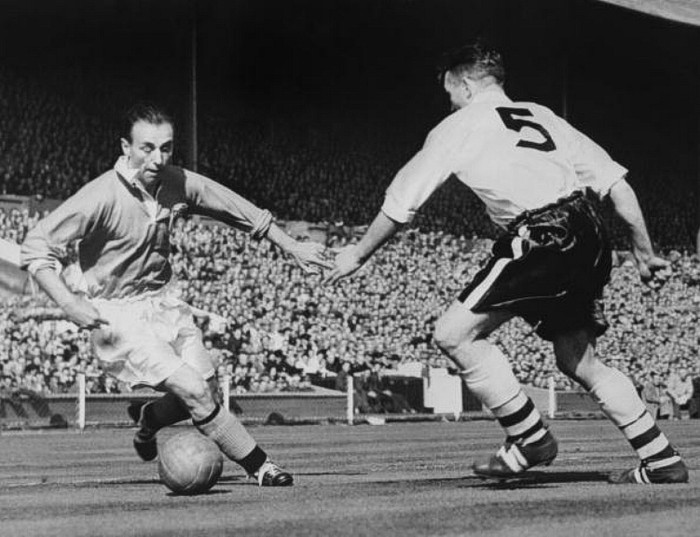 Sir Stanley Matthews (Anh): Đây có lẽ là cầu thủ đầu tiên được đặt cho biệt danh “Ảo thuật gia” vì tài dắt bóng của mình. Và phải nói thêm rằng ông đã thi đấu trong giai đoạn mà những hậu vệ Anh có tiếng là lấy thịt đè người và chơi bẩn nhất. Sir Stanley Matthews (Anh): Đây có lẽ là cầu thủ đầu tiên được đặt cho biệt danh “Ảo thuật gia” vì tài dắt bóng của mình. Và phải nói thêm rằng ông đã thi đấu trong giai đoạn mà những hậu vệ Anh có tiếng là lấy thịt đè người và chơi bẩn nhất.