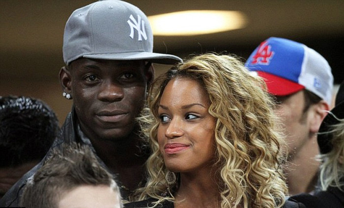 Một vị khách đặc biệt trên khán đài, đó là Mario Balotelli, bên cạnh người mẫu Fanny Robert Neguesha.