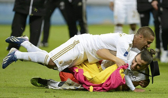 Routledge chạy tới ôm chầm lấy người bạn thân của anh Routledge chạy tới ôm chầm lấy người bạn thân của anh