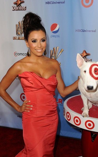 Tham dự sự kiện này, Eva Longoria tự tin sải bước trên thảm đỏ trong chiếc đầm hồng ôm khít thân hình nảy nở của nữ diễn viên "Những bà nội trợ kiểu Mỹ”