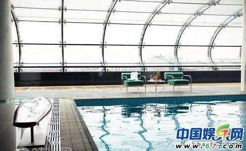 Biệt thự với nhiều phòng khách phòng ngủ và cả bể bơi rộng vài trăm mét nằm trong nhà.