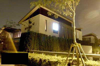 Thực ra đây là một biệt thự sang trọng thuộc dòng siêu cao cấp nằm ngay cạnh hồ Thanh Bình. Bỏ ra hơn 20 triệu NDT để mua và sau đó là gấp đôi con số đó để nâng cấp ngôi nhà.