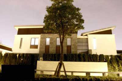 Triệu Vy đã rất rộng rãi chi ra hơn 20 triệu NDT (khoảng hơn 40 tỷ VND) để mua một căn hộ nổi tiếng rộng 300m2 tại Thượng Hải và đặt tên là Ngôi nhà Đông Phương.