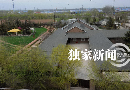 Lưu Diệc Phi, diễn viên điện ảnh Trung Quốc sở hữu nhà hàng trăm triệu nhân dân tệ ở khu Thuận Nghĩa của Bắc Kinh. Bên ngoài, một sân rộng đủ để xây một sân bóng mini cho 7 người. Nữ minh tinh Lưu Dược Phi đã mua ngôi nhà này từ lâu.