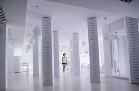 Ngôi nhà của ChâuTấn còn được sử dụng để quay trong phim Phụ nữ không xấu do Lý Đại Tề thiết kế.