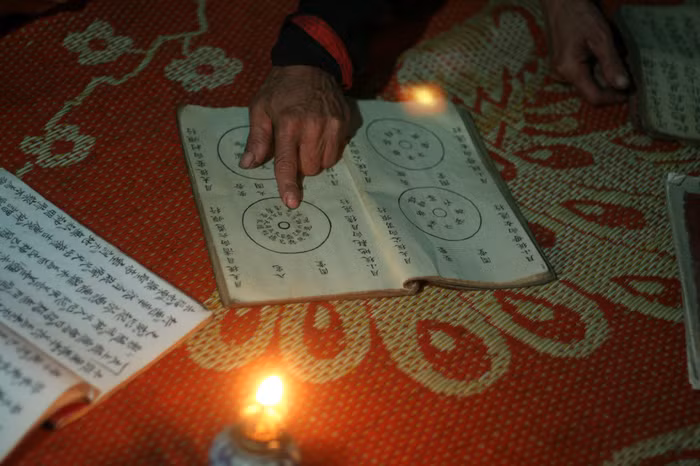 Bản Đằng Long điện chưa có, lớp học dưới ánh đèn dầu tù mù nhưng giúp người ta sáng dạ hiểu được luân thường đạo lý ở đời.