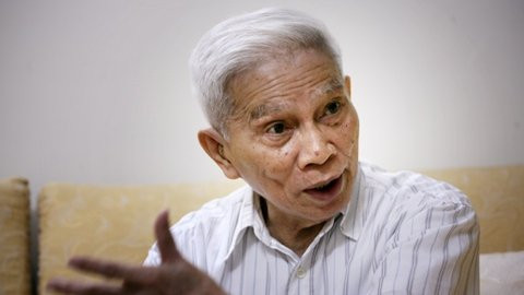 Làm sao để nhà giáo sống được bằng lương là điều hiển nhiên mà GS Hoàng Tụy kiên trì kiến nghị.