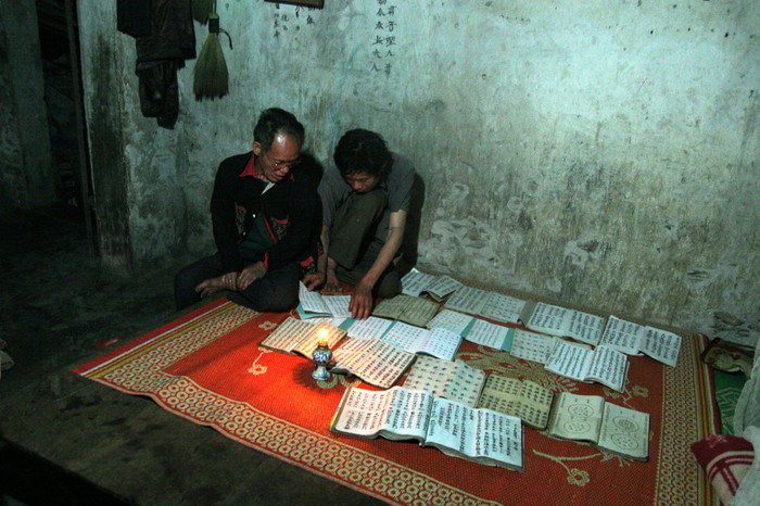 Ông Triệu Văn Châu trước kia làm nghề thầy cúng có rất nhiều sách cũng mang đến góp với ông Triển với nguyện vọng “làm một thư viện văn hoá bản Đằng Long”.- Ông Châu tâm sự.