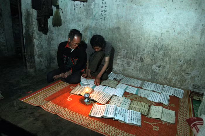 Ông Triệu Văn Châu trước kia làm nghề thầy cúng có rất nhiều sách cũng mang đến góp với ông Triển với nguyện vọng “làm một thư viện văn hoá bản Đằng Long”.- Ông Châu tâm sự.