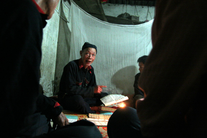 Trưởng bản Đằng Long - Triệu Văn Tiến hồ hởi khẳng định với chúng tôi: “Hơn 10 năm nay, từ khi lớp học dạy dân bản biết cách xấu hổ, xấu hổ khi không biết cội nguồn, xấu hổ khi vi phạm đạo đức, làm điều xấu... Thì cũng ngần ấy thời gian bản Đằng Long sống với nhau rất chan hoà, chưa xảy ra 1 hiện tượng dân bản cãi vã, đánh nhau hay mất trộm cắp trong bản.