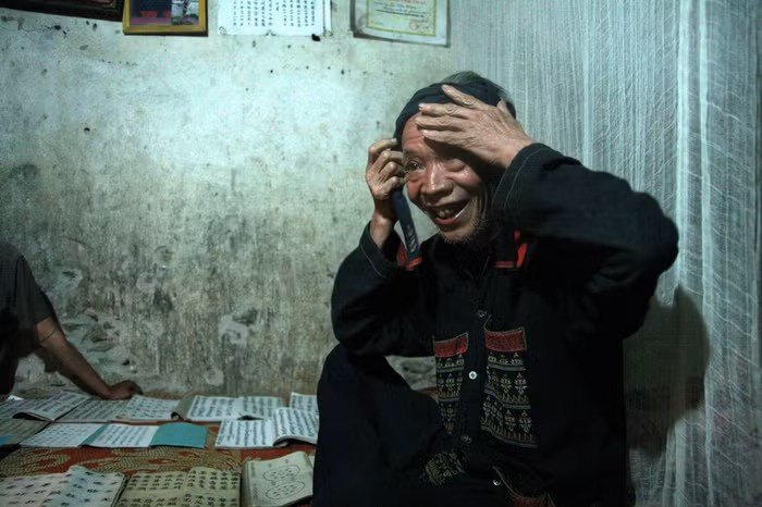 Người Dao ở bản Đằng Long (xã Bắc Sơn, huyện Kim Bôi, Hoà Bình) coi Ông Triệu Văn Triển là kho tri thức của bản. Trước kia ông Triễn làm thầy lang chuyên bốc thuốc chữa bệnh không lấy tiền nên được dân bản rất quý trọng.