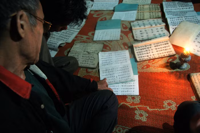 Có những đêm trời mưa gió, chỉ có 1 người đến học, ông Triển vẫn tận tình chỉ bảo. Ông cho rằng: “Thêm một người học là thêm một người biết chữ Dao nôm đang mất dần. Thêm một người là thêm một hy vọng có người lưu giữ những nét văn hoá tốt đẹp của ông người Dao truyền lại”