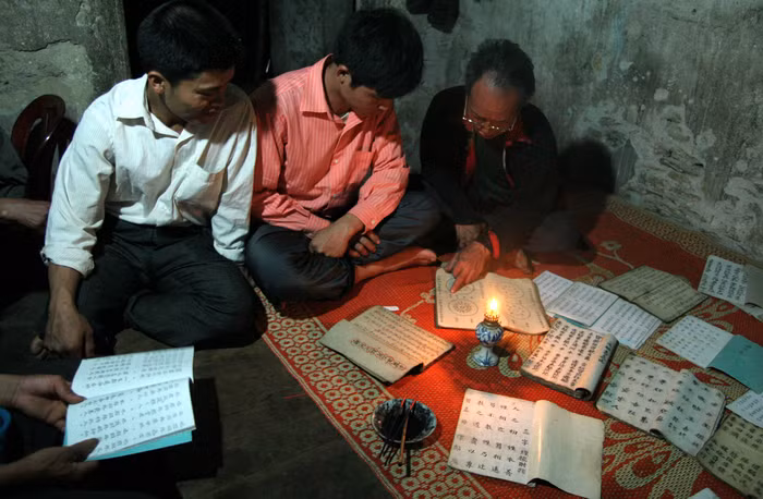 Lớp của ông đã mở được hơn 10 năm, hết lớp này đến lớp khác. Bây giờ đám thanh niên rất hăng say tham gia học mỗi tối bởi trong cách nghĩ của họ đã hình thành: Nếu không biết cuội nguồn thì không phải là người Dao rồi.