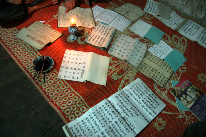 Hơn 70 năm qua, ông đã tỉ mẫn ghi chép bằng chữ Dao nôm những truyền thuyết, sự tích, những tập tục, những bài thuốc dân gian quý rồi đóng thành những tập sách cất giữ cẩn thận