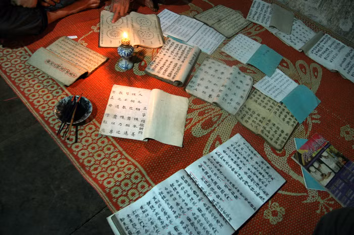 Hơn 70 năm qua, ông đã tỉ mẫn ghi chép bằng chữ Dao nôm những truyền thuyết, sự tích, những tập tục, những bài thuốc dân gian quý rồi đóng thành những tập sách cất giữ cẩn thận