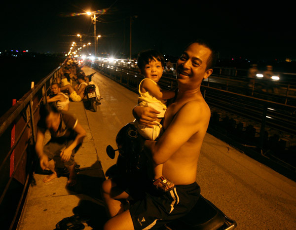 … Và mơ giấc mơ con trẻ, anh mơ sang năm mình có con, và chúng mình đưa cả con "lên cầu".