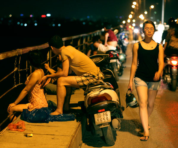 Để anh massage cho vợ anh sau một ngày vất vả.