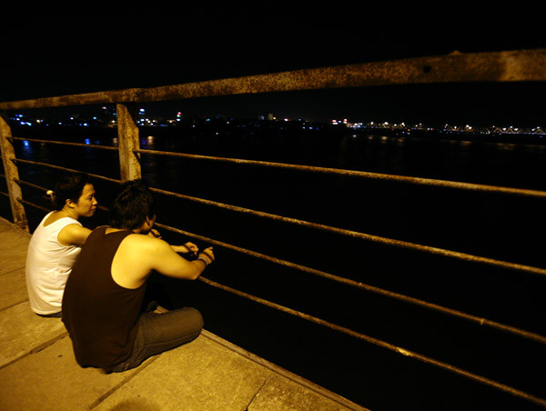 Khi nào chúng nó lớn, hai chúng mình lại "lên cầu" ngồi với nhau như ngày xưa ...