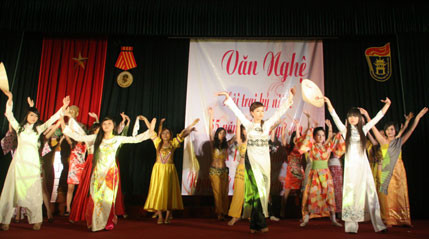 Sự kết hợp rất độc đáo giữa trình diễn thời trang các dân tộc xen các điệu múa và trình diễn đẹp mắt Nữ sinh Ngữ văn đẹp rạng ngời