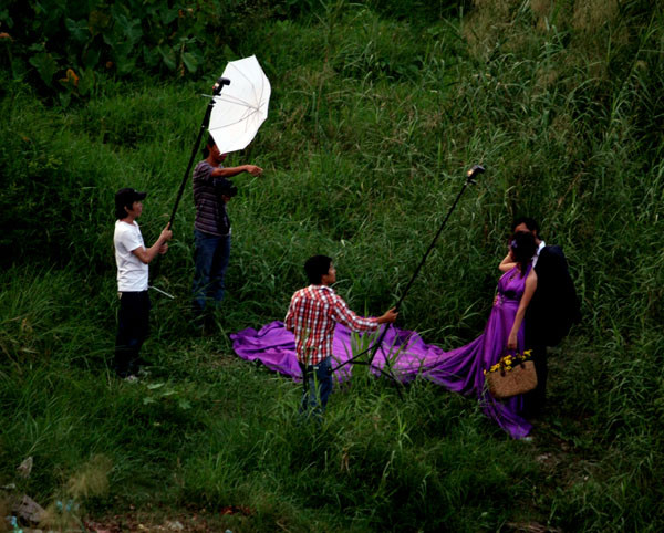 "Ừ. Tình chúng mình bắt đầu ở lan can cầu, và sẽ rẽ ngoặt ở ruộng rau chân cầu"