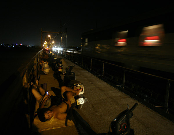 Và thậm chí chúng mình có thể sắm một mảnh chiếu, em gối đầu lên ngực anh, chúng mình thiếp đi yên bình trong tiếng xập xình của xe máy và tàu lửa.