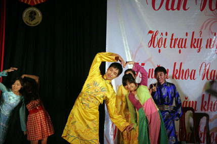 Nữ sinh Ngữ văn đẹp rạng ngời