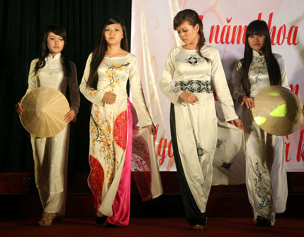 Nữ sinh Ngữ văn đẹp rạng ngời