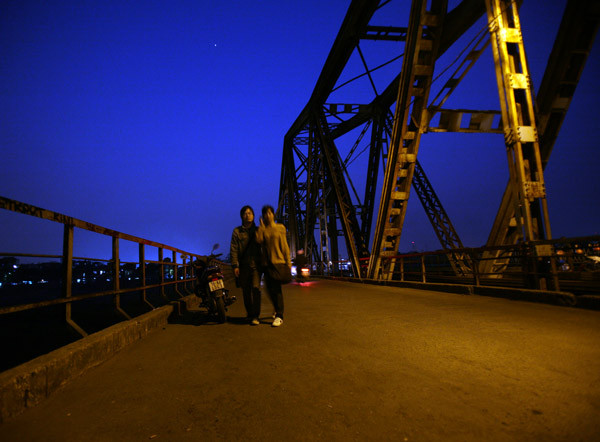 Tình yêu bắt đầu từ thời sinh viên sánh bước bên nhau đi dạo trên cầu lần thứ nhất trong đời.