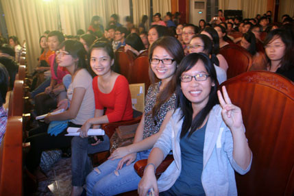 Rất nhiều các thế hệ sinh viên của khoa Ngữ Văn đã có một bữa "đại tiệc" đầy thú vị Nữ sinh Ngữ văn đẹp rạng ngời