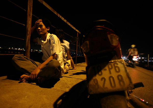 … Hoặc ngồi tựa lưng nhau suy tính về tương lai.