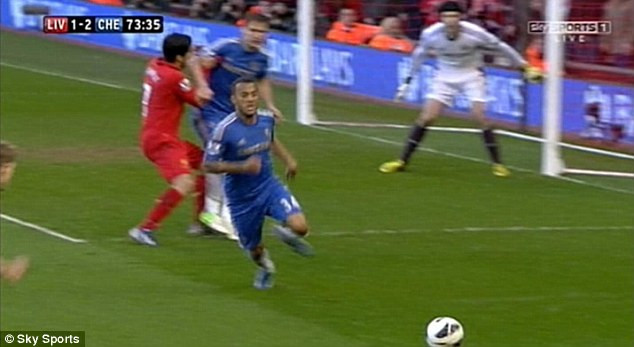 Cú cắn kinh sợ của Suarez. Cú cắn kinh sợ của Suarez.