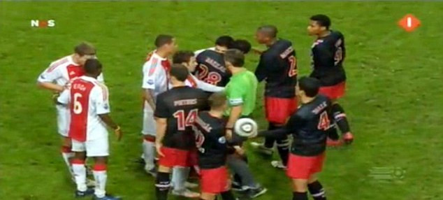 Hồi còn thi đấu ở Ajax, Suarez cũng đã diễn hành động tương tự. Hồi còn thi đấu ở Ajax, Suarez cũng đã diễn hành động tương tự.