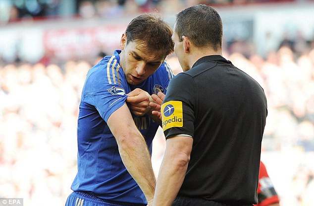 Vết cắn của Suarez in trên cánh tay của Ivanovic. Vết cắn của Suarez in trên cánh tay của Ivanovic.