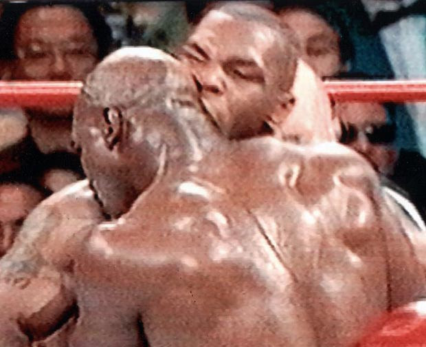 Hành động của Suarez gợi nhớ lại cảnh tượng Mike Tyson cắn Holyfield. Hành động của Suarez gợi nhớ lại cảnh tượng Mike Tyson cắn Holyfield.