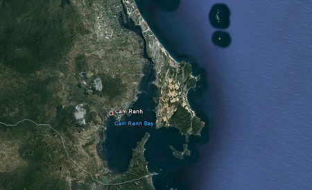 Từ trên cao nhìn xuống, vịnh Cam Ranh tuyệt đẹp với biển ăn sâu vào đất liền, được bao lại bởi bán đảo Cam Ranh tạo ra cảng nước sâu tự nhiên có giá trị (kinh tế, quân sự) rất cao. Từ trên cao nhìn xuống, vịnh Cam Ranh tuyệt đẹp với biển ăn sâu vào đất liền, được bao lại bởi bán đảo Cam Ranh tạo ra cảng nước sâu tự nhiên có giá trị (kinh tế, quân sự) rất cao.