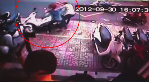 Tên trộm không thực hiện được âm mưu vì đã bị theo dõi từ trước. Ảnh chụp từ Clip Tên trộm không thực hiện được âm mưu vì đã bị theo dõi từ trước. Ảnh chụp từ Clip