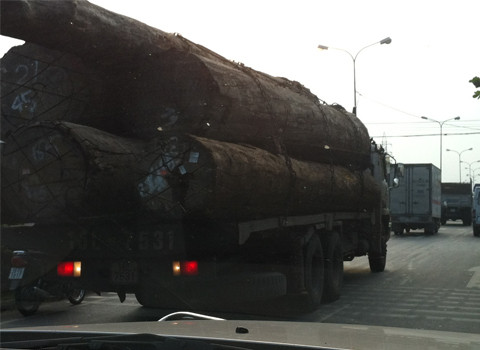 Xe tải chở hàng cồng kềnh, nguy hiểm. Ảnh: Thành Trung