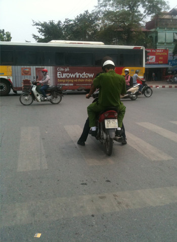 Chụp tại ngã tư Hoàng Quốc Việt - Trần Cung, Nguyễn Phong Sắc, Hà Nội. Anh cảnh sát này vượt đèn đỏ và đỗ ở quá vạch quy định. Ảnh: Lã Hùng Minh.