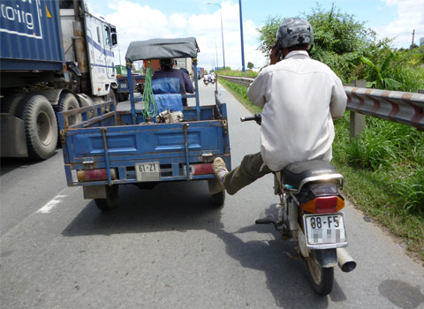 Lưu thông nguy hiểm trên xa lộ. Ảnh: Huỳnh Bửu Nhân