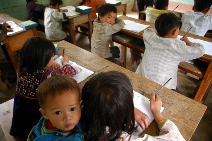 Cõng em đến lớp Cõng em đến lớp